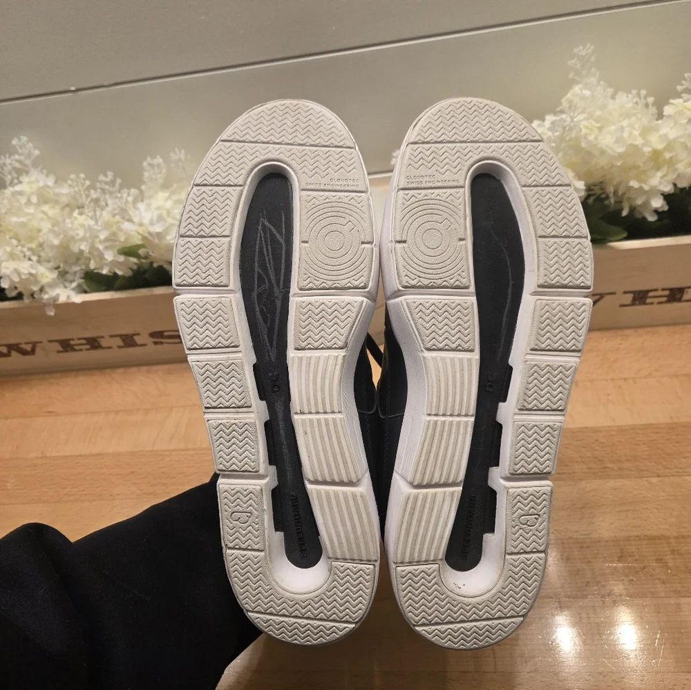On Running The Roger Advantage Black/White Leather Sneakers Womens Size 9.5
